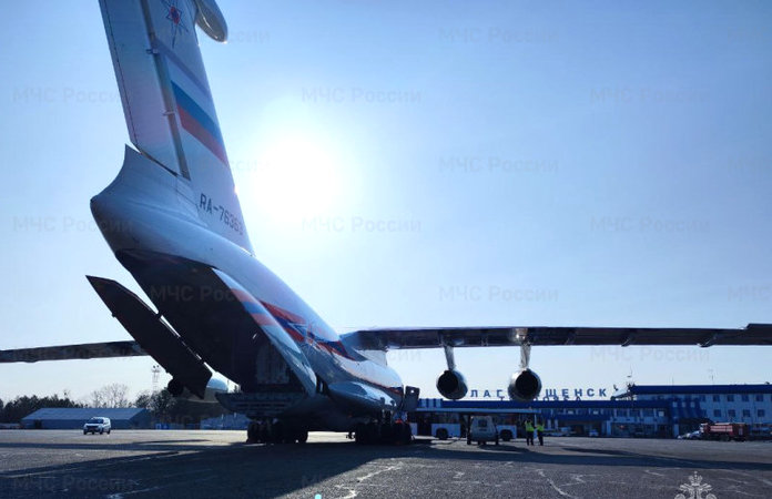 Спецборт с группировкой спасателей прибыл в аэропорт Благовещенска