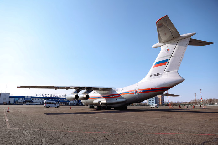 Губернатор Приамурья встретил в аэропорту спасателей из Новокузнецка во главе с замминистра МЧС России