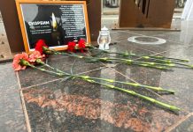 Свободненцы несут к стихийным мемориалам цветы и свечи в память о погибших в теракте