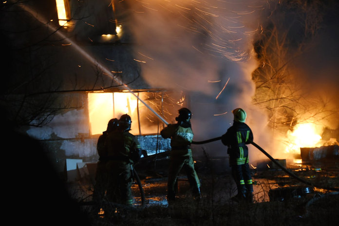 Причиной пожара в здании рядом с городской больницей в Свободном мог стать поджог
