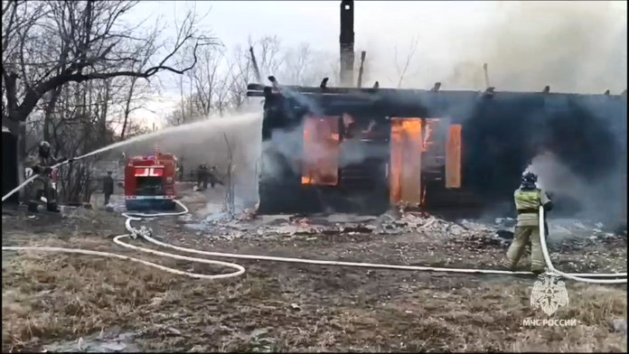 Огнеборцы в Свободном ликвидируют пожар в неэксплуатируемом строении