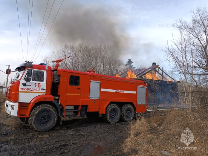 Огнеборцы в Свободном ликвидируют пожар в неэксплуатируемом строении