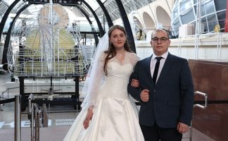 Пара из Циолковского в День космонавтики сыграла свадьбу на выставке «Россия»
