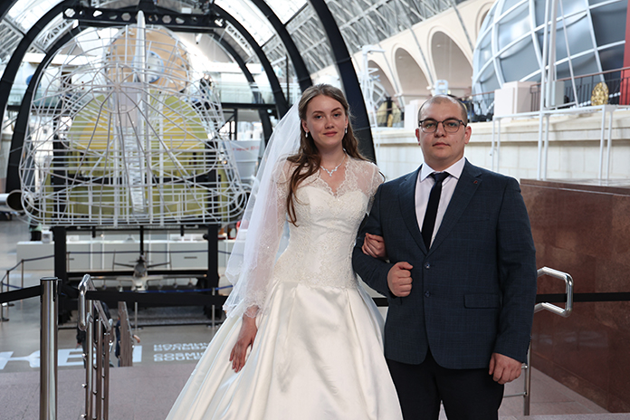 Пара из Циолковского в День космонавтики сыграла свадьбу на выставке «Россия»