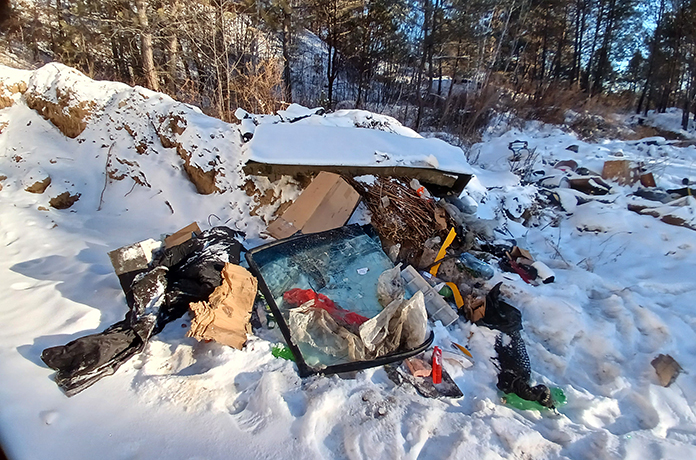 Амурчанин выгрузил мусор из автомобиля на окраине посёлка Юхта