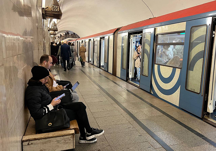 Чем заняты дальневосточники в московском метро