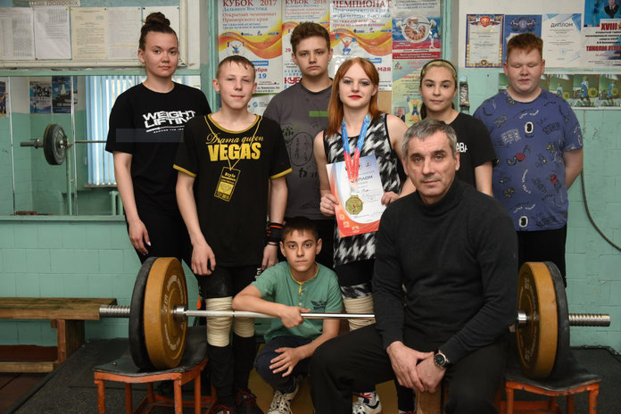 Соревнования в Хабаровске принесли новые рекорды и победы юным тяжелоатлетам из Свободного