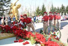 Под звон колоколов из храма свободненцы возлагали цветы к Мемориалу Славы