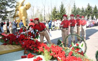 Под звон колоколов из храма свободненцы возлагали цветы к Мемориалу Славы