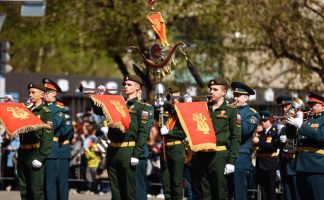 Столица Приамурья встретила День Великой Победы торжественным маршем гарнизона