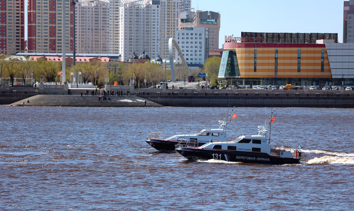 В честь Великой Победы по реке Амур прошёл парад пограничных катеров и кораблей