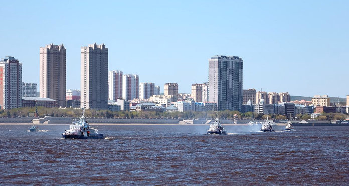 В честь Великой Победы по реке Амур прошёл парад пограничных катеров и кораблей