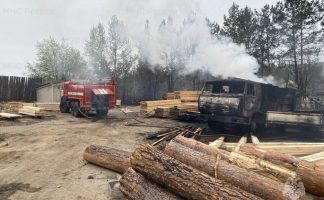 Пожар на пилораме в Свободненском районе охватил и прилегающий к посёлку лес