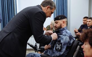 Губернатор Приамурья Василий Орлов вручил государственную награду участнику СВО