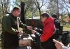 9 мая пожарные угощали свободненцев солдатской кашей и чаем под цветущей грушей