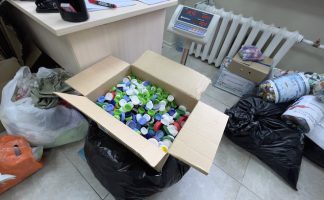 Сотрудники Амурского ГХК обменяют почти 11 килограммов пластиковых крышек на мальков сазана